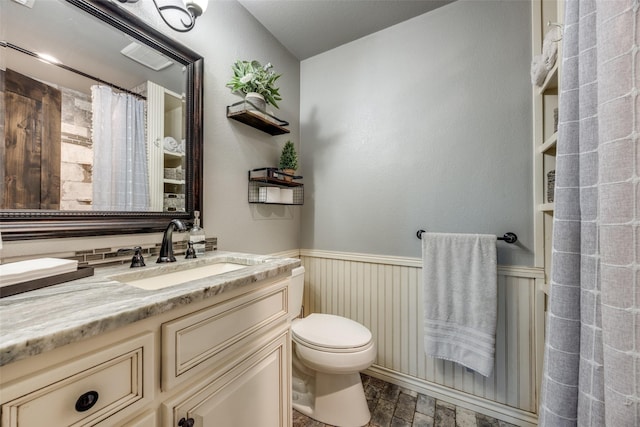 147 Cotton Franklin Rd, Gordonville, TX 76245 - full bathroom with a shower with curtain, wainscoting, toilet, and vanity