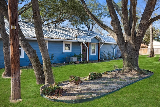 106 Gawayne Dr, Mabank, TX 75156 - view of front of home with metal roof and a front lawn