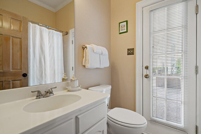 4580 Southgate Dr, Plano, TX 75024 - bathroom featuring toilet, vanity, crown molding, and a shower with shower curtain