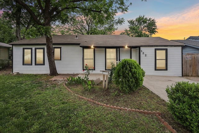 322 W Mcvey Ave, Dallas, TX 75224 - ranch-style home with a lawn