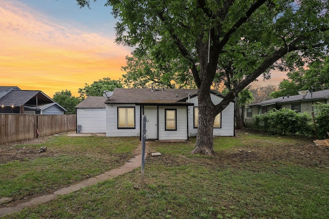 322 W Mcvey Ave, Dallas, TX 75224 - view of front facade featuring fence and a yard