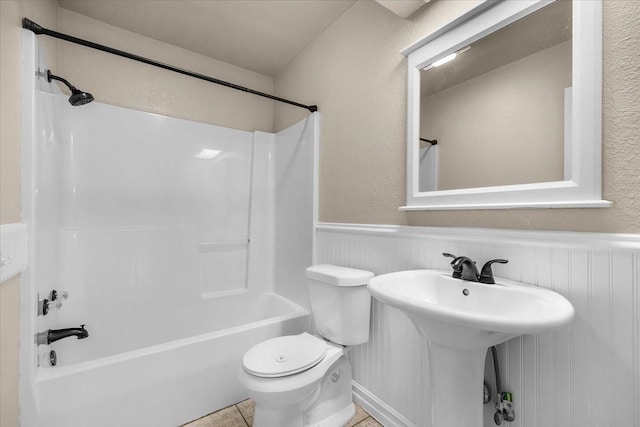 120 Southwinds Dr, Weatherford, TX 76087 - full bathroom with a textured wall, washtub / shower combination, wainscoting, and toilet