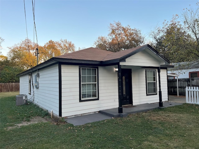 312 N Wood St, Cleburne, TX 76033 - view of front of property with central air condition unit, a front lawn, and fence