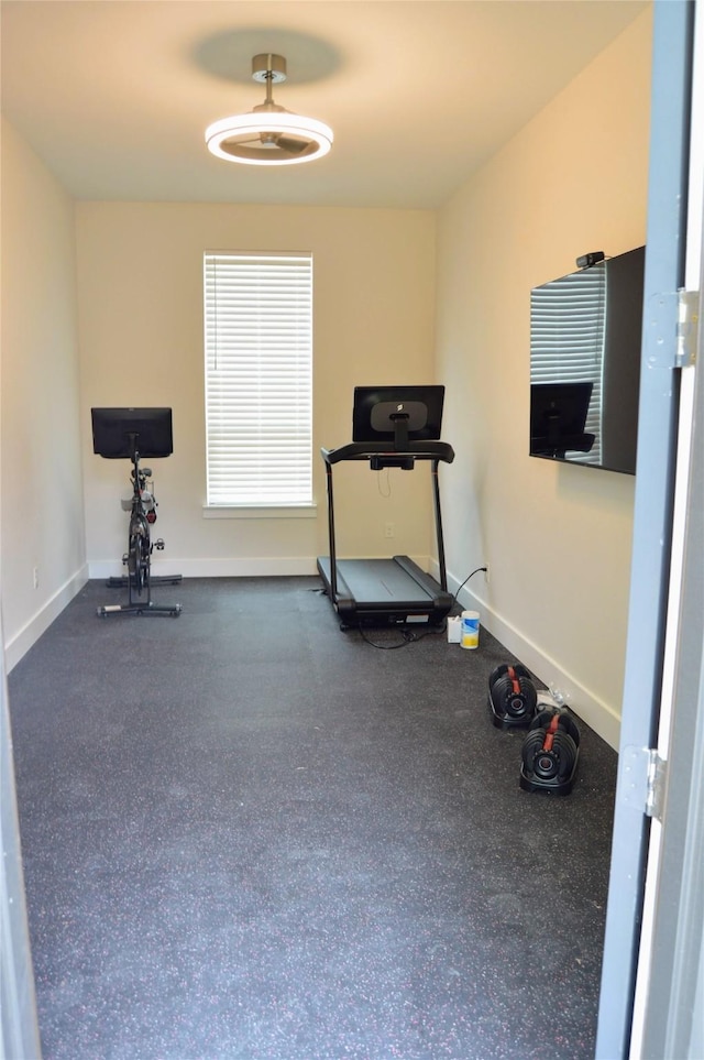 exercise area featuring baseboards