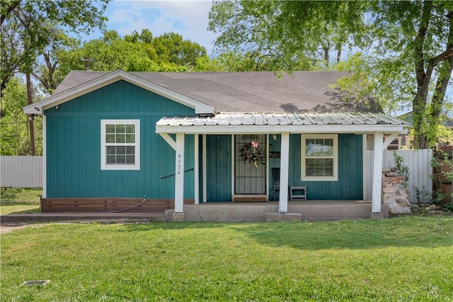 4520 Hiland Dr, Beverly Hills, TX 76711 - view of front of home with covered porch, fence, and a front lawn