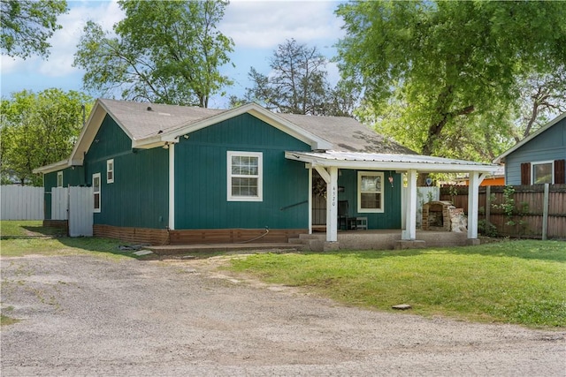 4520 Hiland Dr, Beverly Hills, TX 76711 - view of front of home featuring a front yard, fence, and dirt driveway