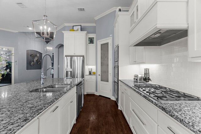 397 Mitchell Dr, Sunnyvale, TX 75182 - kitchen featuring a chandelier, a sink, stainless steel appliances, a kitchen island with sink, and crown molding