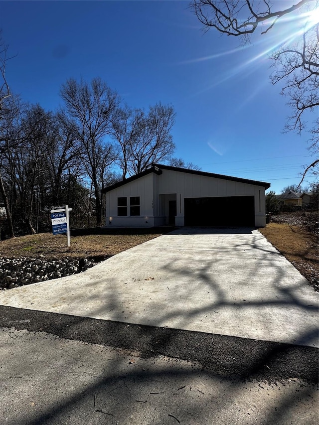 view of front of house featuring an attached garage and driveway