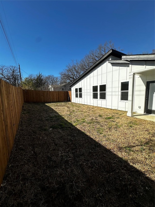 view of yard featuring a fenced backyard