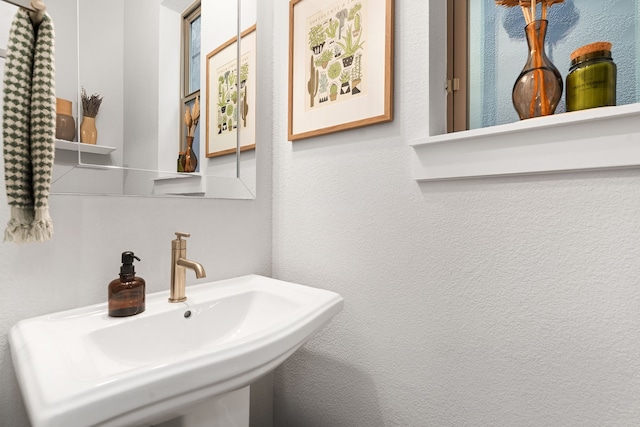 1065 Manacor Ln, Dallas, TX 75212 - bathroom with a sink
