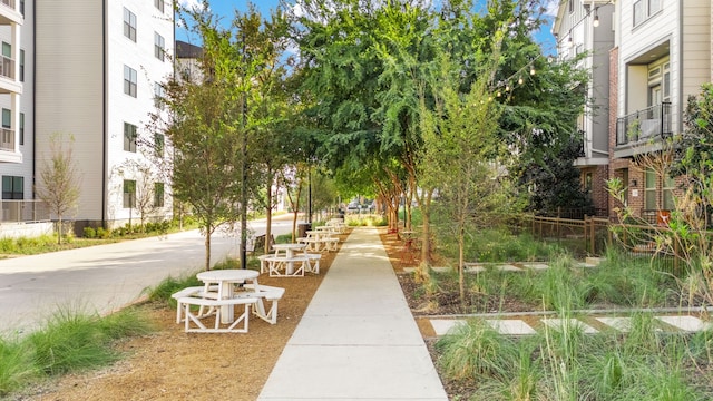 1065 Manacor Ln, Dallas, TX 75212 - view of home's community