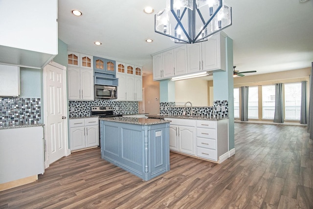 12073 Tyler Dr, Frisco, TX 75035 - kitchen featuring appliances with stainless steel finishes, white cabinets, a ceiling fan, and recessed lighting