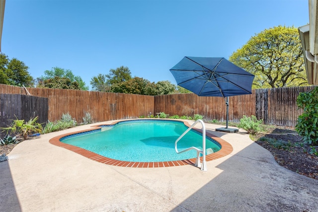 7 Harolds Cir, Richardson, TX 75081 - view of swimming pool with a fenced backyard and a patio area