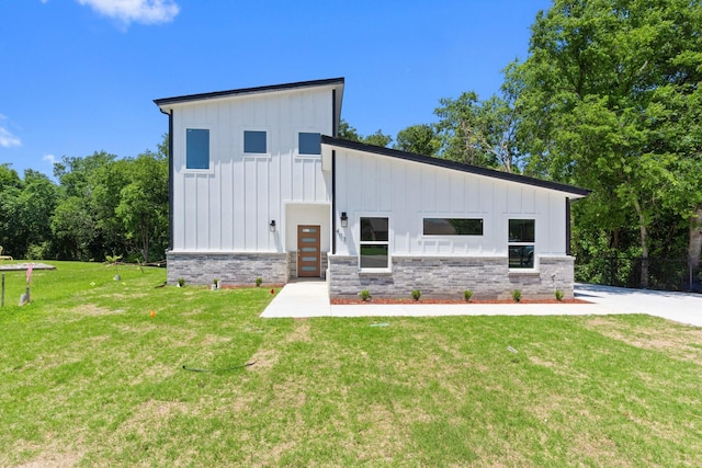 403 Tealridge Ct, Desoto, TX 75115 - contemporary house with board and batten siding and a front yard