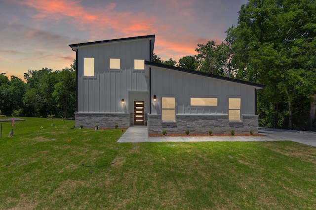 403 Tealridge Ct, Desoto, TX 75115 - contemporary house with board and batten siding, a lawn, and brick siding