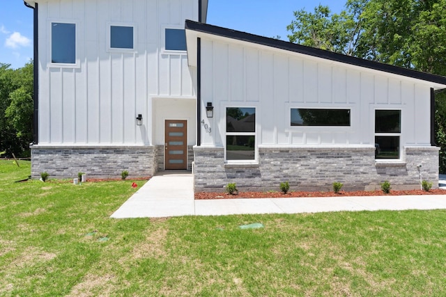 403 Tealridge Ct, Desoto, TX 75115 - view of front of home featuring board and batten siding, a front lawn, and stone siding