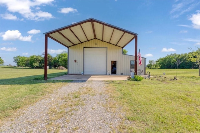 view of outdoor structure with driveway and an outdoor structure