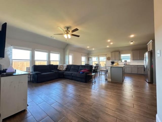 living area with a ceiling fan, dark wood-style floors, and recessed lighting