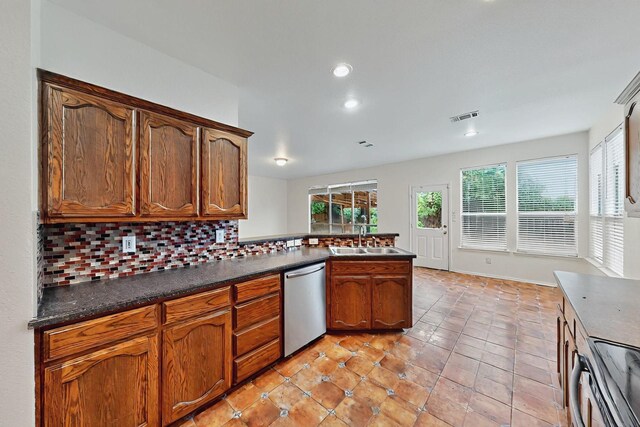 kitchen with visible vents, decorative backsplash, stainless steel electric range, and dark countertops