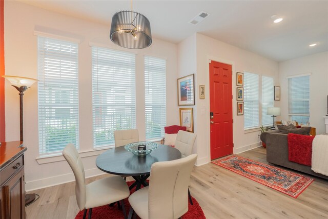 dining space featuring recessed lighting, visible vents, light wood-type flooring, and baseboards