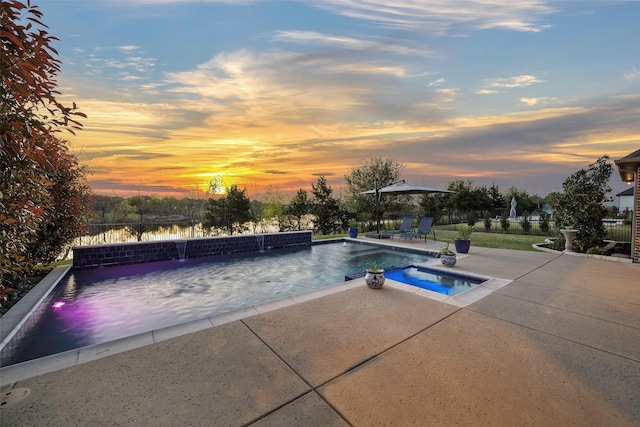 628 Terry Ct, Lucas, TX 75002 - pool at dusk with a fenced in pool, an in ground hot tub, and a patio area