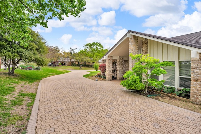 6624 Glenhurst Dr, Dallas, TX 75254 - view of property's community with driveway and a yard