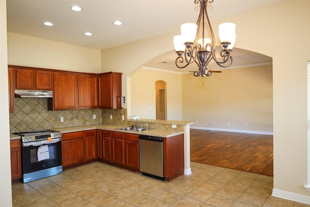 212 Telfair Ln, Bossier City, LA 71112 - kitchen featuring an inviting chandelier, arched walkways, appliances with stainless steel finishes, under cabinet range hood, and a sink