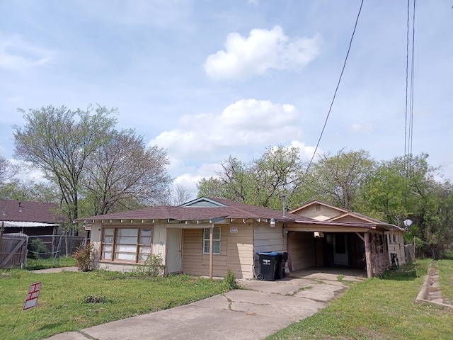 view of front of property with a front yard, driveway, and fence
