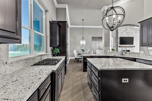 160 Pioneer Ct, Royse City, TX 75189 - kitchen featuring a chandelier, a sink, stainless steel gas stovetop, backsplash, and crown molding