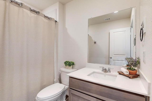 full bathroom featuring visible vents, toilet, vanity, and a shower with shower curtain