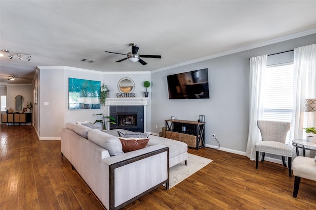 living area featuring ceiling fan, baseboards, dark wood-style flooring, and visible vents