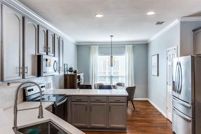 kitchen with stainless steel appliances, a peninsula, visible vents, decorative backsplash, and gray cabinetry