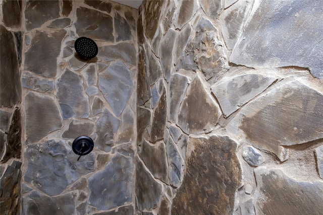 room details featuring a tile shower