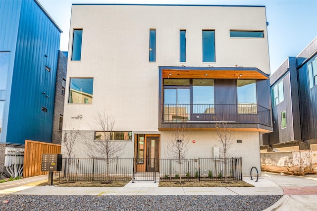 426 W 9th St Unit 105, Dallas, TX 75208 - modern home with brick siding and a fenced front yard