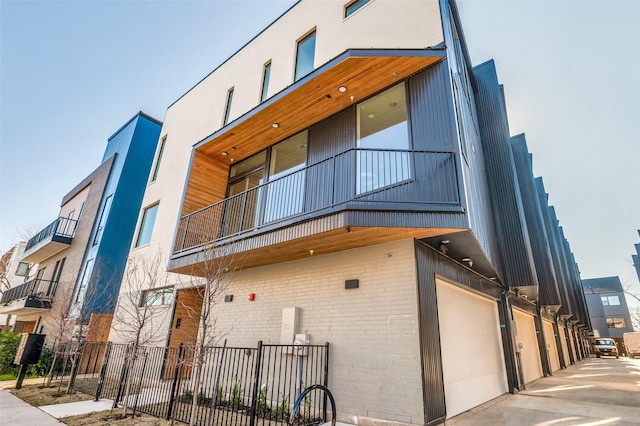 426 W 9th St Unit 105, Dallas, TX 75208 - view of building exterior featuring fence and a garage