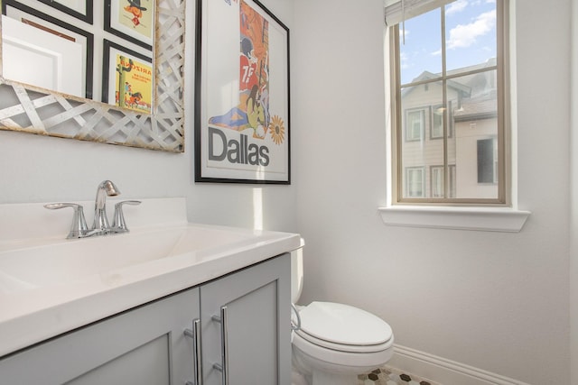 1117 Tea Olive Ln, Dallas, TX 75212 - bathroom featuring toilet, vanity, and baseboards