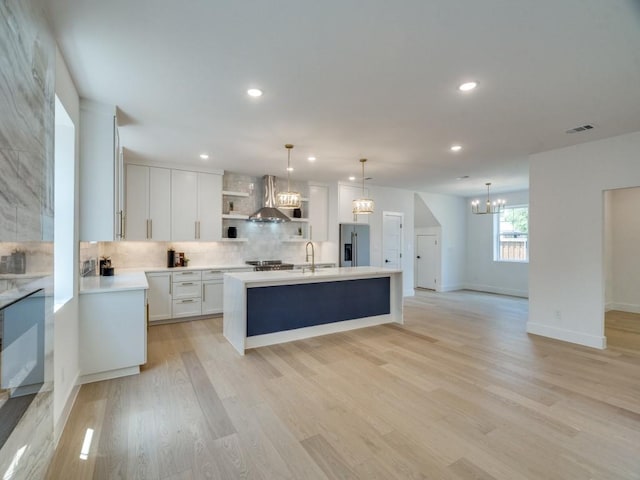 kitchen with visible vents, a chandelier, a sink, open shelves, and stainless steel fridge with ice dispenser