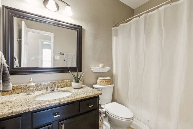 full bath featuring toilet, vanity, and a shower with shower curtain