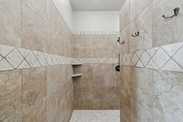 bathroom featuring a tile shower