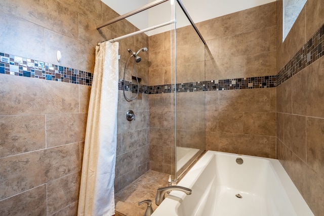 bathroom featuring tiled shower / bath