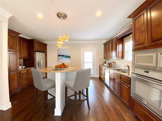 1217 Kings Hwy, Dallas, TX 75208 - kitchen featuring crown molding, a sink, stainless steel appliances, a kitchen bar, and a kitchen island