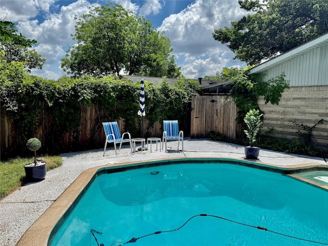 5413 Jerri Ln, Haltom City, TX 76117 - view of swimming pool featuring fence, a patio, and a pool with connected hot tub