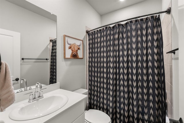 full bath with toilet, a shower with shower curtain, and vanity