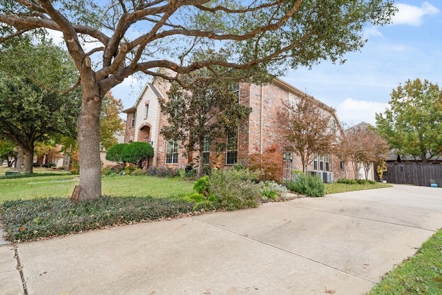 404 Creekside Dr, Murphy, TX 75094 - view of front of property featuring a front yard, brick siding, and fence