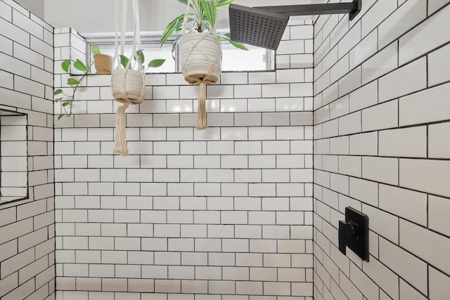 bathroom featuring tiled shower