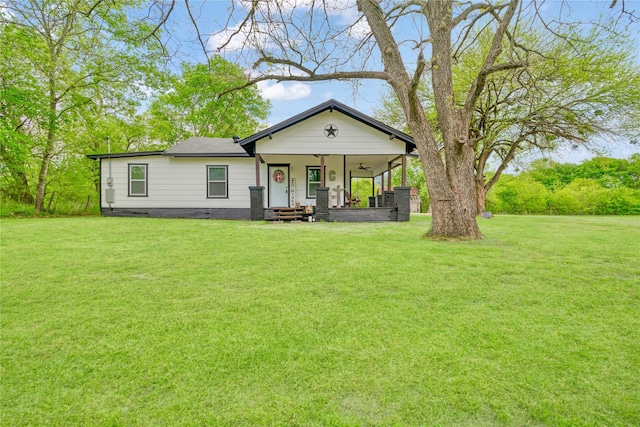 view of front of house featuring covered porch and a front yard