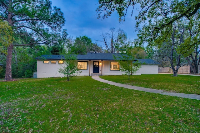 ranch-style house featuring a front yard