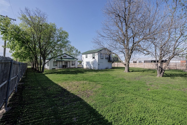 view of yard featuring a fenced backyard and an outbuilding