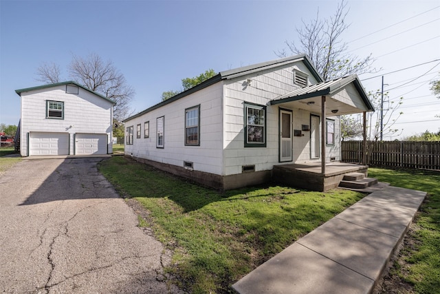 view of front of house featuring a porch, crawl space, fence, and a front lawn