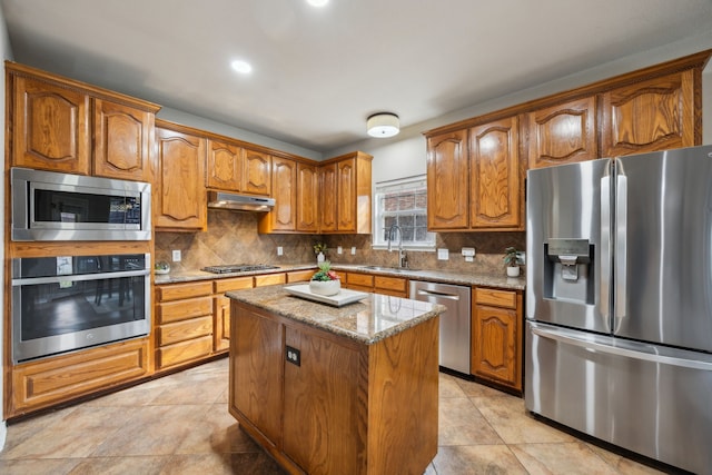 8312 Rancho De La Osa Trl, Mckinney, TX 75070 - kitchen featuring stainless steel appliances, a sink, brown cabinets, decorative backsplash, and recessed lighting